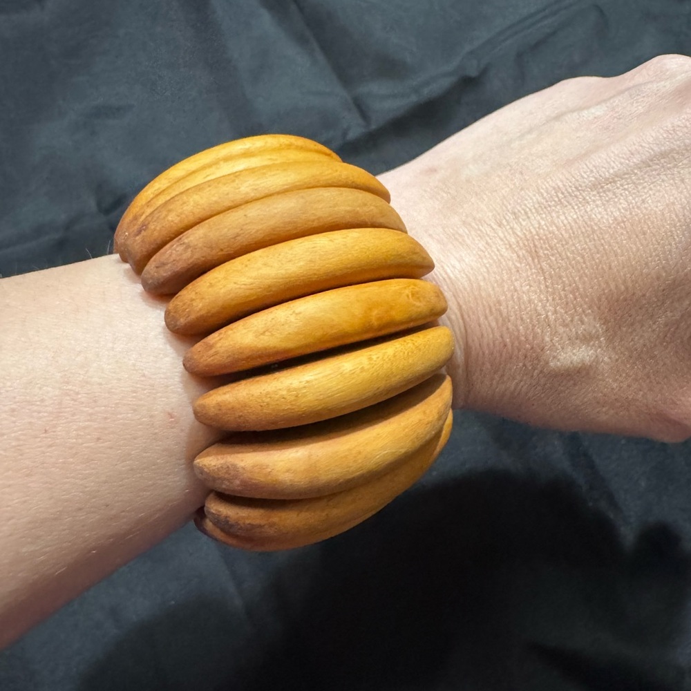 #279- Elegant Wooden Bead High Quality Handmade Bracelet - Picture 3 of 3
